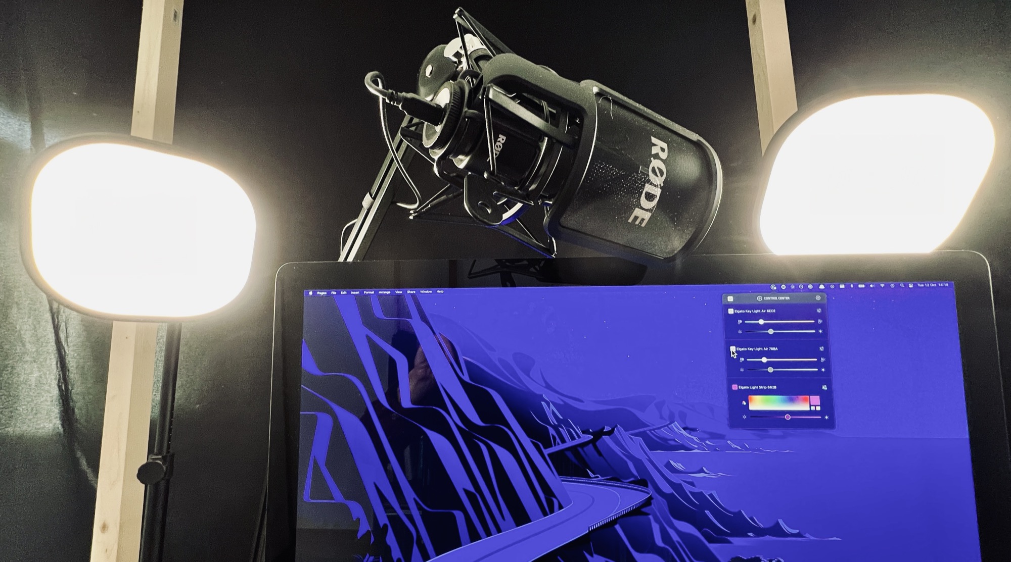 Desktop recording setup with two Elgato Key Light Air panels, Røde microphone, and computer screen showing Elgato app